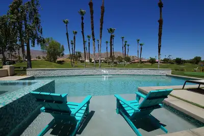 Image de Luxe Pga West Home avec une nouvelle piscine d'eau de mer / spa, un foyer, un barbecue et un green!