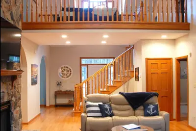 Image de 4500pc Superbe maison du lac sur le canal principal du lac avec quai privé.