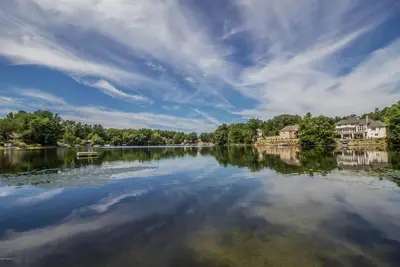 Image de Little Blue Bungalow (Lac Horseshoe) Gowen, Mi: Animaux domestiques, bord du lac, escapade en famille!