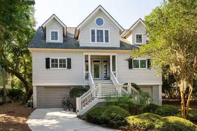 Image de Magnifique 4br \/ 3. 5 Ba w \/ vues de golf! Grande maison de vacances en famille! Proche de la plage!