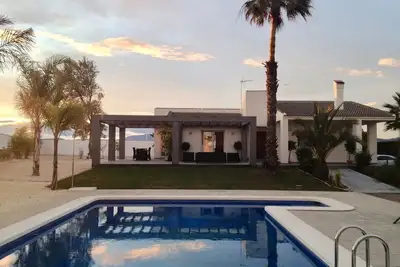 Image de Villa à la campagne pour 8 personnes avec piscine privée près de la mer