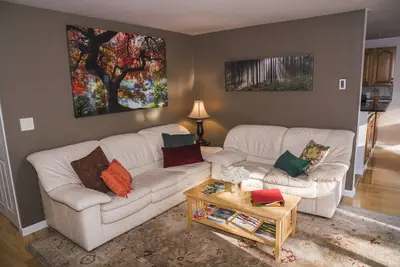 Image de * Automne * SPÉCIAL *! ! Appartement 5 étoiles confortable et calme et parking sécurisé à Seattle