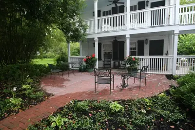 Image de Carriage House sous Live Oaks dans le centre-ville historique de Beaufort avec jardin-patio