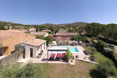 Image de maison individuelle avec piscine chauffée dans village sud Lubéron