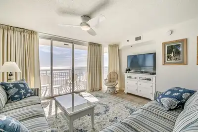 Image de Crescent Shores, Condo 4 Chambres sur la Plage, Bain à Remous et Connexion Wi-fi Gratuite!