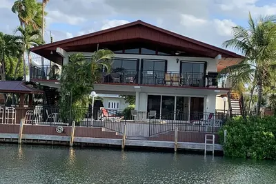 Image de Maison Pvt hebdomadaire des Tropiques vénitiens avec piscine chauffée, 2 ou 3 chambres / quai de 70 pieds avec canal