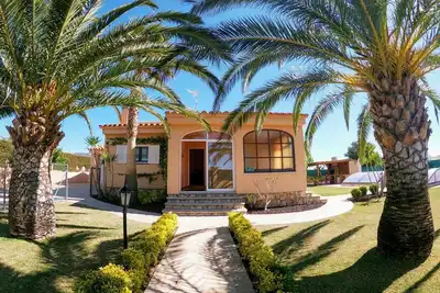 Image de Chalet With Charm! Spacious law garden, pool with deck and more