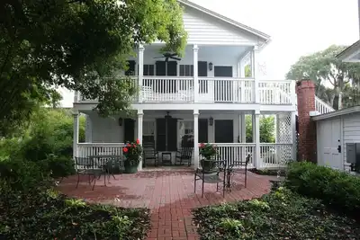 Image de Carriage House sous Live Oaks, dans le quartier historique de Beaufort, en Caroline du Sud