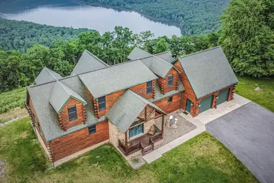 Image de Luxury Lodge! Emplacement privé! Vue panoramique inégalée sur le lac \/ la montagne!