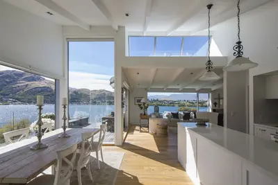 Image de Nouveau: Lakeside + Mountain Views, Stylish Home, 3. 5kms to Remarkables Ski field