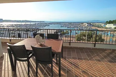 Image de Apartaments Club Nàutic Garbí  première ligne de la mer