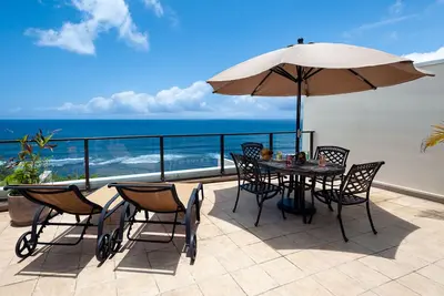 Image de Puu Poa 405: front de mer et 2 000 pieds carrés d'espace de vie. Lanai privé et grill.