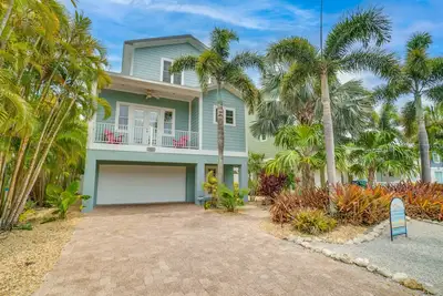 Image de 4 chambres avec piscine privée de style lagon et bar Tiki