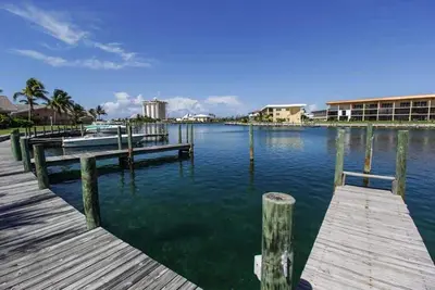 Image de Immense condo au bord de l'eau avec balcon