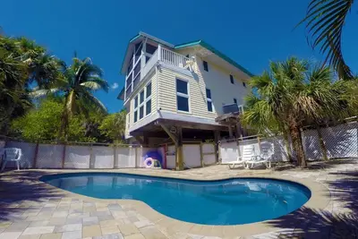 Image de Maison avec piscine privée, couchers de soleil spectaculaires et à quelques pas des plages