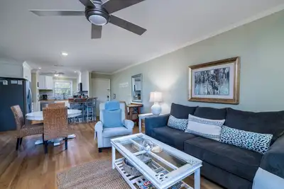 Image de 2br Mis à jour avec Marsh Views! Marche pour Tennis \/ Lake House! Piscine de quartier! Animaux acceptés!