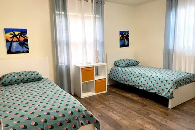 Image de Maison de vacances près de la plage avec des équipements.