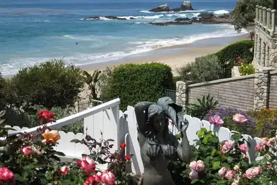 Image de Incroyable 3 étages de luxe Beach House sur le sable à North Laguna.