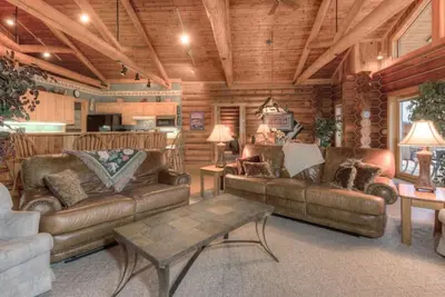 Image de Derniere Minute Special! Log Cabin confortable, une vue imprenable, bain à remous, près de tout