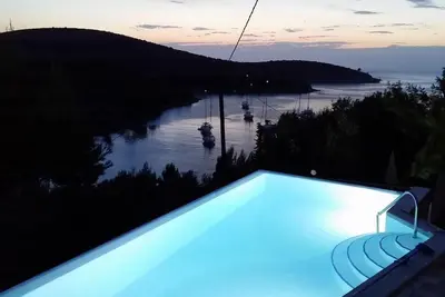 Image de Maison pour la famille près de la mer et avec la piscine Baie Pribinja, Hvar (K-15324)