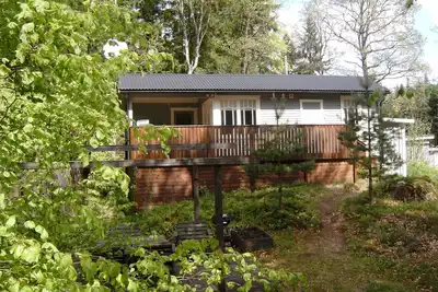 Image de Cottage au bord du lac Örsjön avec une connexion Wi-Fi gratuite et son propre bateau à rames privé