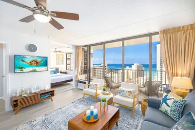 Image de Waikiki Banyan 28ème étage | Vues panoramiques sur l'océan | WiFi gratuit et parking