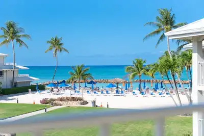 Image de Détendez-vous et lisez un bon livre depuis le balcon de cette unité avec vue sur la mer à Sunset Cove sur 7 Mile Beach!