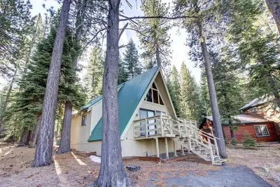 Image de Cabine A-Frame confortable avec cheminée et barbecue dans la zone boisée pour 6 personnes (Coh0653)