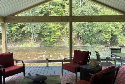 Image de Les montagnes entourent la façade de la rivière Doe, 400 pi de pêche à la truite à votre porte arrière