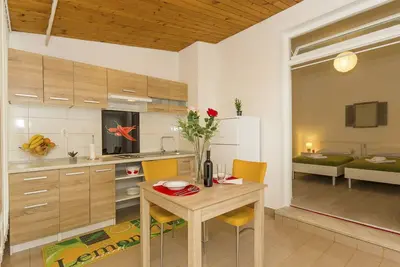 Studio moderne et confortable avec terrasse ombragée et vue sur le jardin