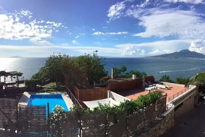 Image de Villa Bikini, un paradis sur le rocher escarpé au dessus de la mer avec piscine.