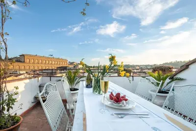 Image de Appartement de vacances de luxe sur la terrasse Pitti à Florence, une terrasse surplombant Florence