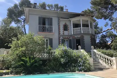 Image de Maison de Charme des années 1930 avec Piscine et chambres climatisés