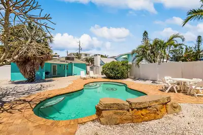 Image de Chalet de plage coloré avec piscine privée, zone de barbecue, et plus - chien-friendly!