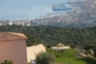 Image de Gîte-Sassone, villa avec piscine et vue mer panoramique, proche des plages.