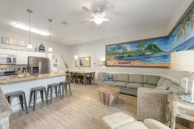 Image de Grande maison familiale w / piscine partagée - proche de la plage et chiens bienvenus