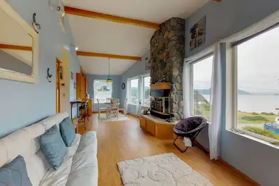 Image de Maison confortable et adaptée aux chiens, située en ville avec vue sur l'océan et le mont Humbug