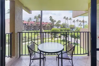 Image de Condo au bord de l'eau avec piscine partagée et bain à remous-à pied de la plage, restaurants