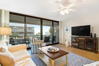 Image de Condo en bord de mer, familial avec piscine partagée et emplacement privilégié!