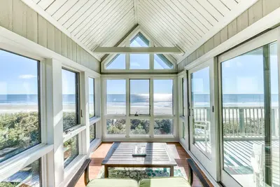 Image de Nouvelle Liste! Chien, condo front de mer w / terrasse meublée et vue sur la plage