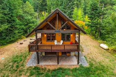 Image de Chalet de montagne classique dans les bois à quelques pas de la rivière!