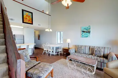 Image de Condo Waterfront avec piscine partagée et vue sur l'océan! Wifi gratuit!
