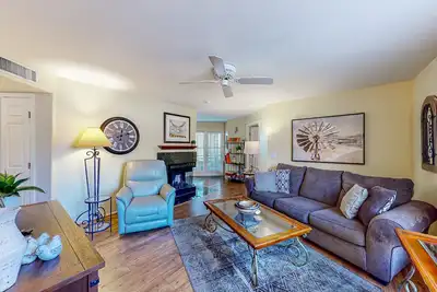 Image de Condo adapté aux chiens avec piscine partagée, bain à remous, tennis et plus