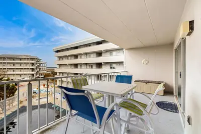 Image de Nouvelle Liste! Condo confortable près de la plage w / balcon meublé, piscine partagée et bain à remous