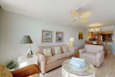 Image de Condo front de mer w / balcon meublé plus piscine partagée, accès facile à la plage