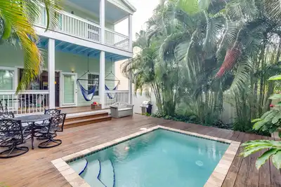 Image de Nouvelle Liste! Superbe maison w / patio luxuriant et piscine privée-deux blocs de Higgs Beach