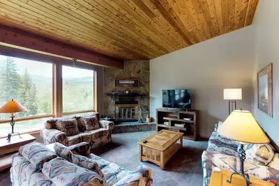 Image de Townhome avec bain à remous partagé et piscine, à quelques minutes des pistes!