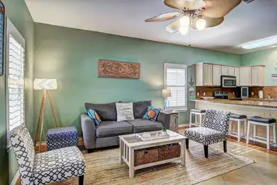 Image de Condo avec piscine partagée, près de la plage et Schlitterbahn!