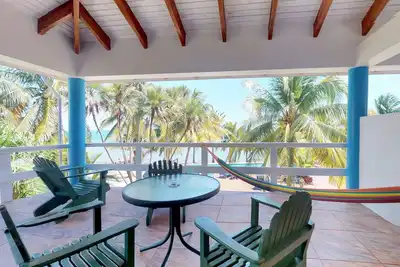 Image de Condo confortable avec cuisine complète, balcon et piscine partagée - à pied de la plage!