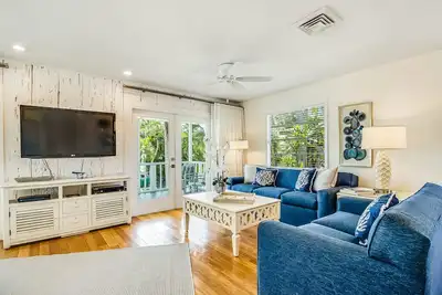 Image de Condo chien-friendly w / belle terrasse et grill à l'étage, à quelques pas de la plage